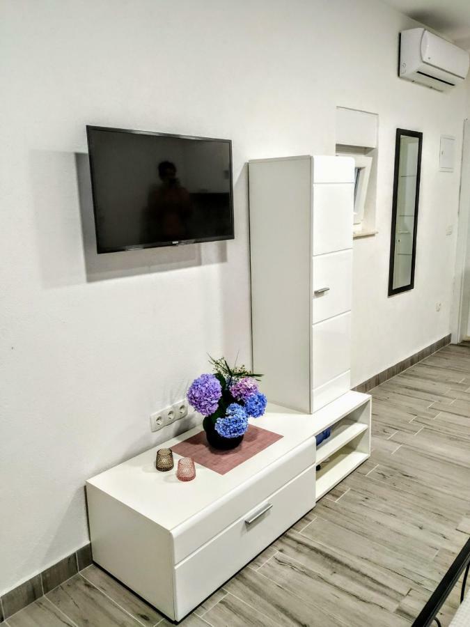 Studio Apartman Violeta II - 50M From The Beach トロギール エクステリア 写真