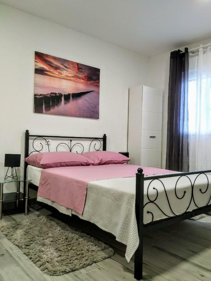Studio Apartman Violeta II - 50M From The Beach トロギール エクステリア 写真
