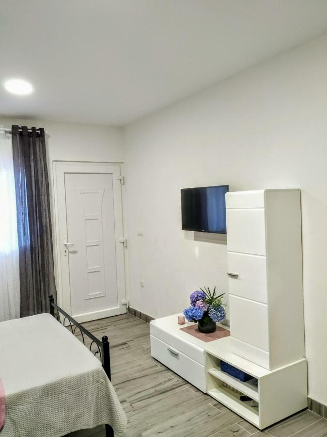 Studio Apartman Violeta II - 50M From The Beach トロギール エクステリア 写真