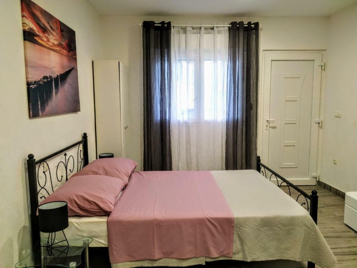 Studio Apartman Violeta II - 50M From The Beach トロギール エクステリア 写真