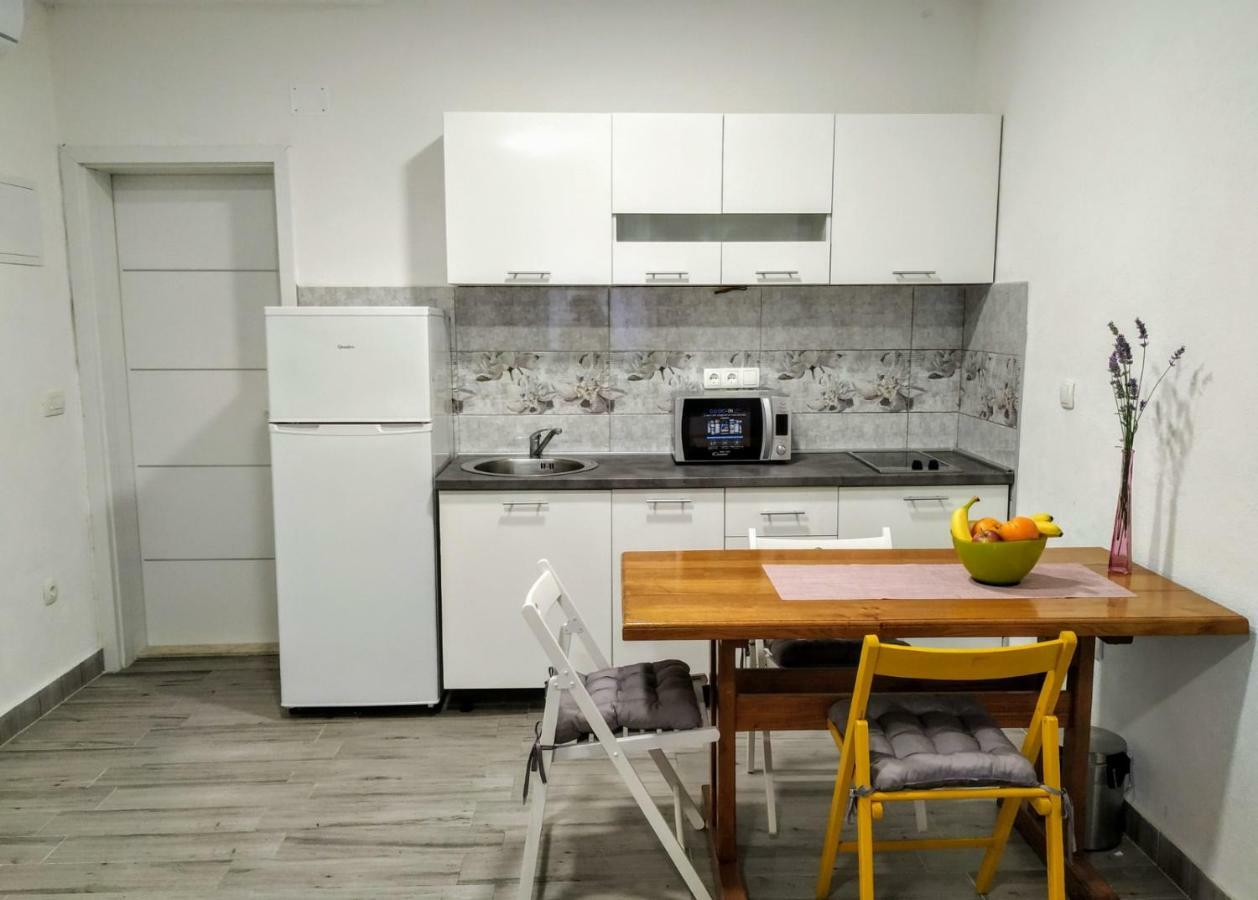 Studio Apartman Violeta II - 50M From The Beach トロギール エクステリア 写真